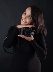 Retrato de Paty Ambriz con cámara fotográfica