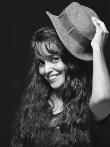 Retrato en blanco y negro de Paty Ambriz con sombrero