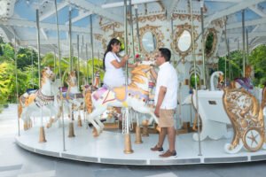 Pareja sentada en un carrusel