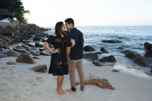 Pareja caminando de la mano en la playa