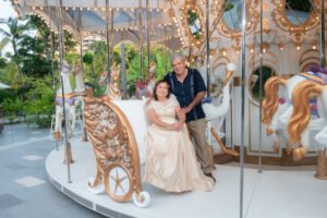 Pareja sentada en un carrusel