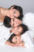 Retrato familiar recostados juntos en estudio