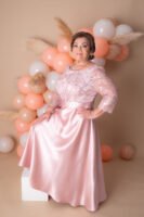 Retrato de cumpleaños con vestido rosa y globos