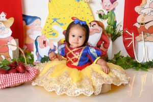Retrato infantil con decoración de un cuento de princesas
