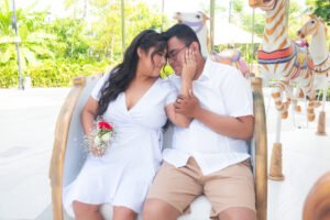 Pareja abrazada junto a un carrusel