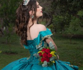 Quinceañera con vestido turquesa sosteniendo su ramo