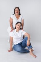 Retrato familiar sentados juntos en estudio