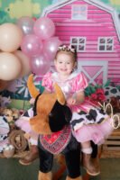 Retrato infantil con ropa de colores y escenario rosa