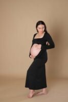 Retrato de maternidad con ropa negra en estudio