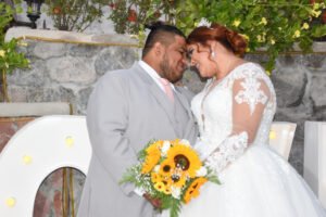 Primer plano de novios abrazados con su ramo