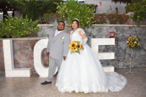 Novios junto a letras decorativas de boda
