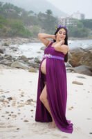 Retrato de maternidad con vestido morado en exteriores
