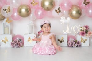 Retrato infantil con vestido rosa y decoración floral