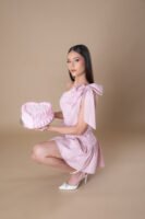 Retrato de cumpleaños con vestido rosa y pastel