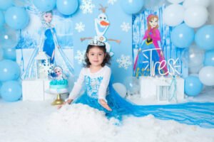 Retrato infantil con vestido azul y decoración de castillo
