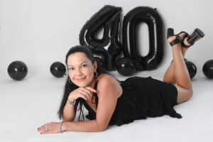 Retrato de cumpleaños con globos del número 40