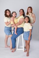 Retrato familiar en estudio con camisetas blancas y pantalones de mezclilla
