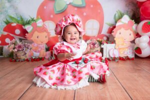 Retrato infantil con vestido rosa y decoración floral