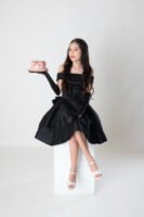 Retrato de cumpleaños con vestido negro y pastel