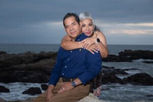 Retrato de pareja junto al mar al anochecer