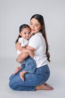 Retrato de una mujer con niños en estudio