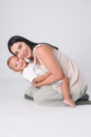 Retrato de una mujer abrazando a un bebé