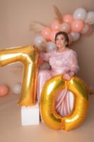 Retrato de cumpleaños con globos dorados de números