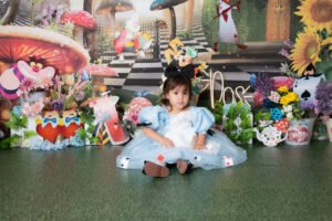 Retrato infantil con decoración de selva y animales