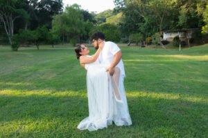 Pareja abrazada en un jardín