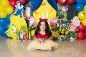 Retrato infantil con decoración de bosque y flores