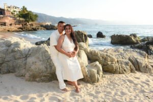 Pareja abrazada en una playa rocosa