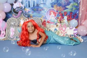 Sesión infantil con disfraz de sirena y decoración marina