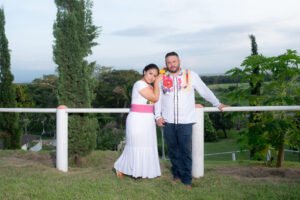 Pareja con un ramo frente a una barandilla