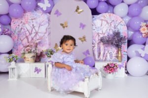 Retrato infantil con vestido lila y decoración de princesas