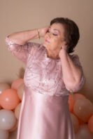 Retrato de cumpleaños con vestido rosa y globos