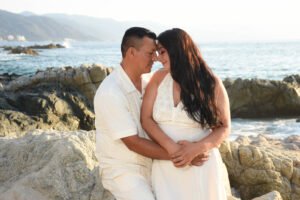 Primer plano de una pareja besándose