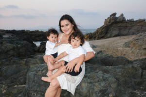 Retrato de una mujer con niños junto a la playa