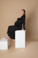 Retrato de maternidad con ropa negra en estudio