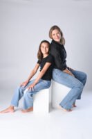 Retrato de una mujer con niños en estudio