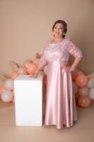 Retrato de cumpleaños con vestido rosa y globos