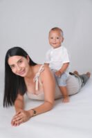 Retrato de una mujer con niños en estudio