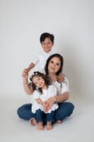 Retrato familiar sentados juntos en estudio