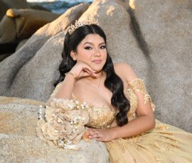 Retrato de quinceañera con vestido dorado