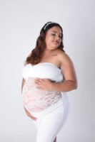 Retrato de maternidad con vestido rosa en estudio