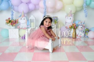 Retrato infantil con vestido rosa y decoración de mariposas