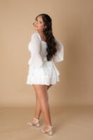 Retrato de cumpleaños con vestido blanco en estudio
