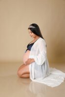 Retrato de maternidad con vestido blanco en estudio