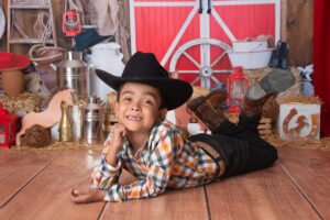 Retrato infantil con sombrero y decoración del oeste