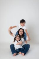 Retrato familiar sentados juntos en estudio