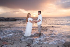 Pareja besándose en la orilla del mar al atardecer